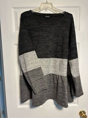 BloomChic Gray & Black Colorblock Long Sleeve Knit Top